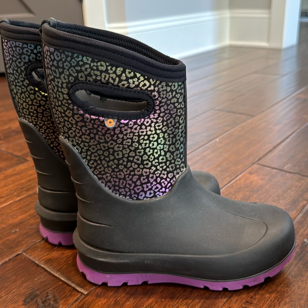 Like new Bogs Classic Rain & snow boots waterproof insulated kids size